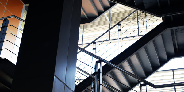 Pintar Fachadas de Empresas / Negocios / Locales Comerciales en Terres de l'Ebre · Pintado de Escaleras
